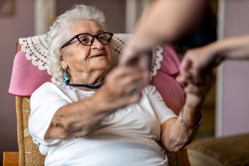 No Dia dos Avós, que tal visitar idosos que vivem sozinhos?