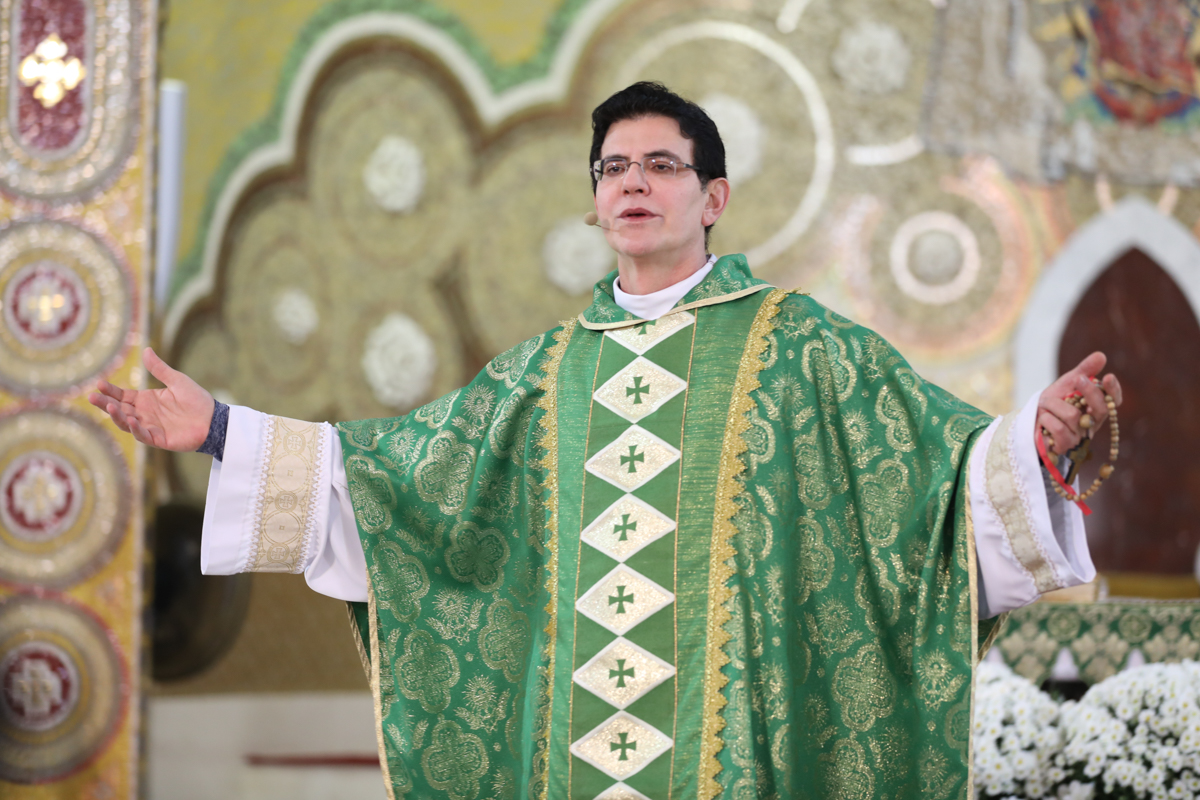 Roupas da hot sale igreja catolica