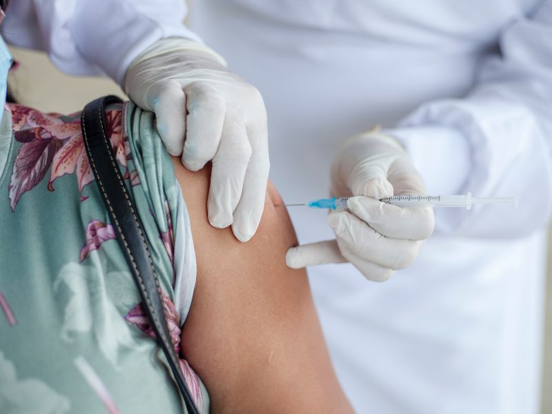“Como as novas variantes do coronavírus afetam a vacinação?”: cientistas da UFPR respondem
