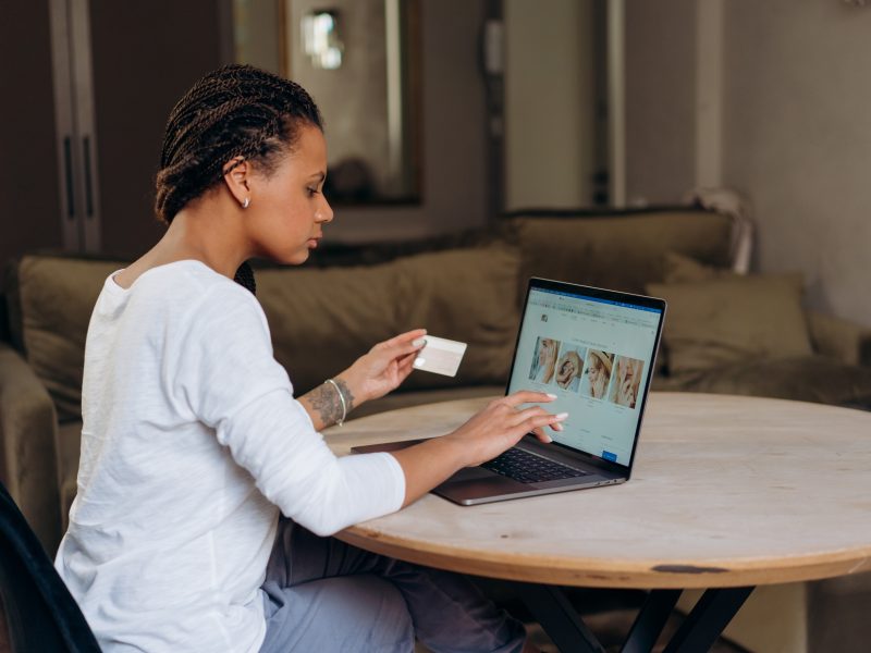 Dia do Consumidor: veja como não cair em pegadinhas de compras online