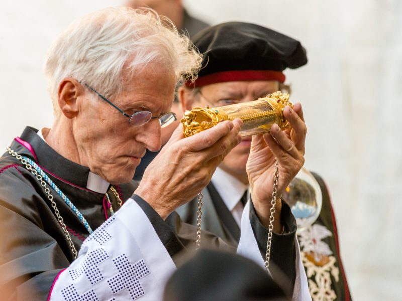 É permitida a venda de relíquias sagradas?