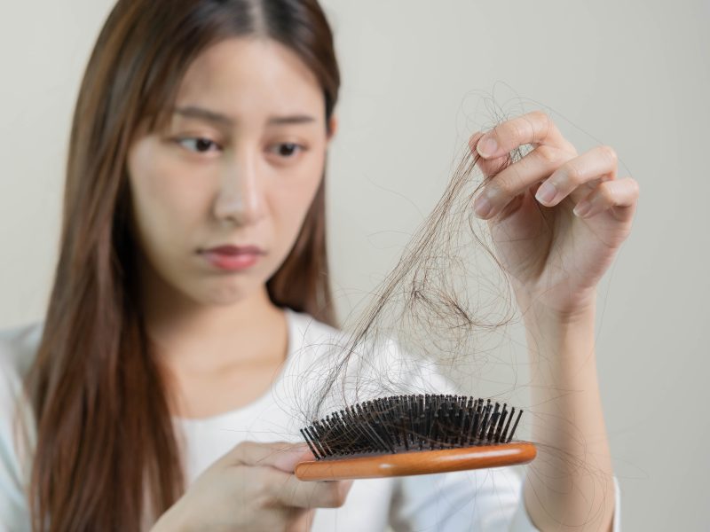 Queda de cabelo: o que significa e como identificar quando não é normal