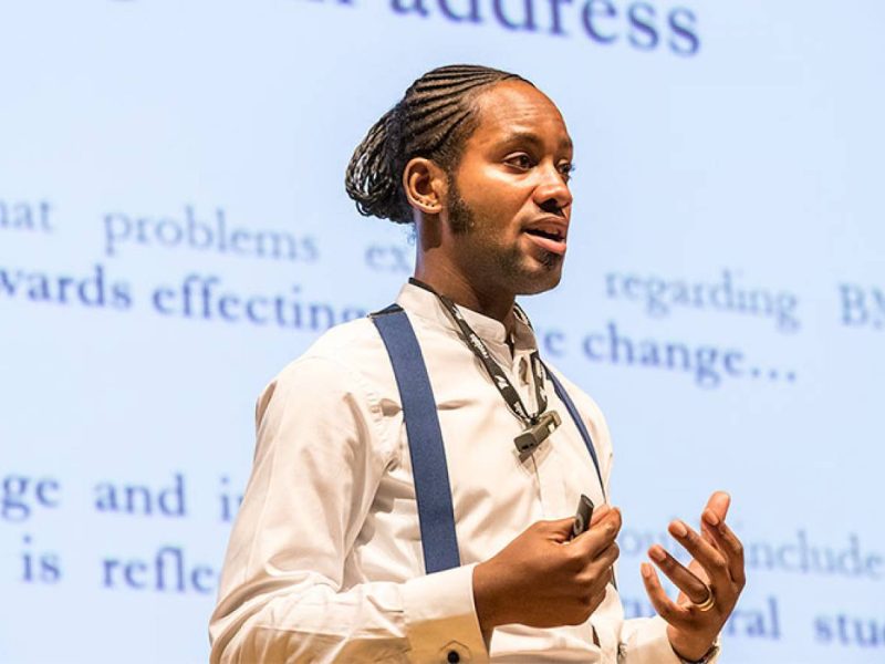 Ele superou consequências do autismo e se tornou o professor negro mais jovem de Cambridge