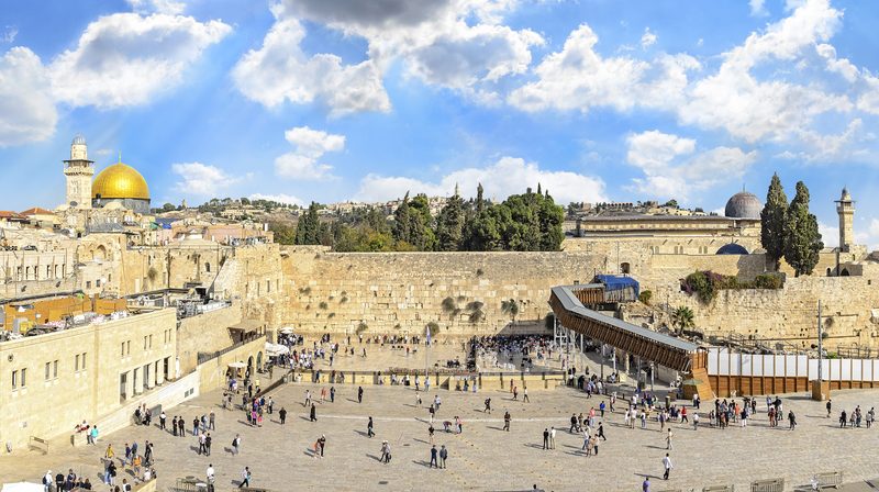 Qual é a relação entre o Muro das Lamentações e o templo do qual Jesus expulsou os mercadores?