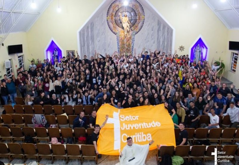 “Juventude não é o futuro da Igreja, é o presente”: o trabalho do Padre Clayton Munhoz pela fé dos jovens