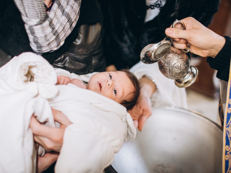 Pais que não são casados na Igreja podem batizar os filhos?​