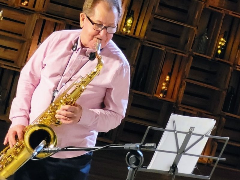 O “tio do sax”: aos 80 anos, professor aposentado faz sucesso no TikTok