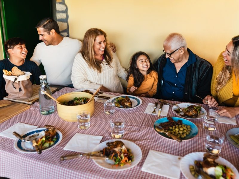 Tilápia no forno e fricassê de frango: aprenda duas receitas para reunir a família no Domingo de Páscoa